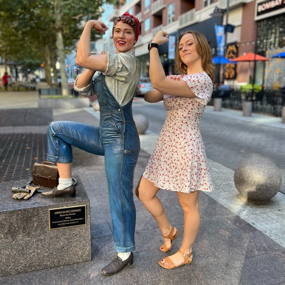 Meet your Posher, Tori! - Picture 2 of 8